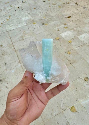 Magnifique cristal daigue-marine bleu au centre du quartz,