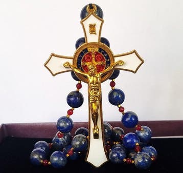 Lapis lazuli en robijn - Halsketting – Sint-Benedictus-kruis
