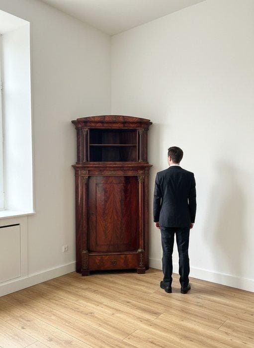 Hoekkast - Hout, IJzer, Brons, Messing - Antieke hoekvitrine, Antiek en Kunst, Antiek | Overige Antiek
