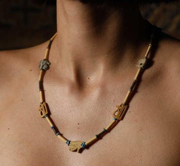 Oude Egypte, ketting met gele geglazuurde udjat-amuletten -