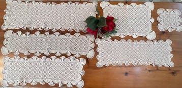 inserti a rete e motivi floreale - lavorazione artigianale