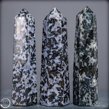 Elegante Merlinit Obelisken Set – Drie unieke kristalpunten