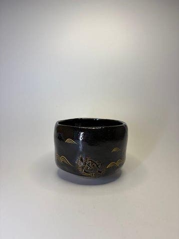 Japanse zwarte geglazuurde chawan met gouden golfpatroon –