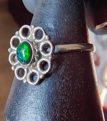 Ringen van 925 zilver met natuurlijke Ethiopische opaal –, Verzamelen, Mineralen en Fossielen