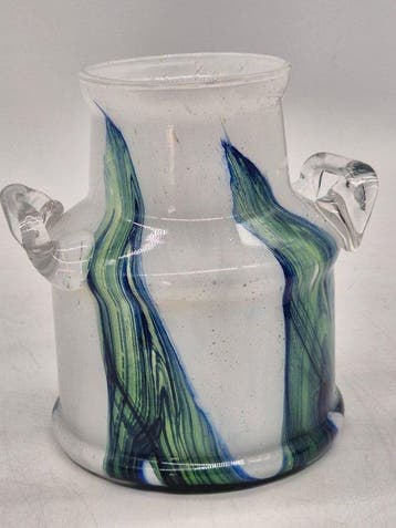 Kunstglas Henkelvase – Blau-grünes Wirbeldekor –