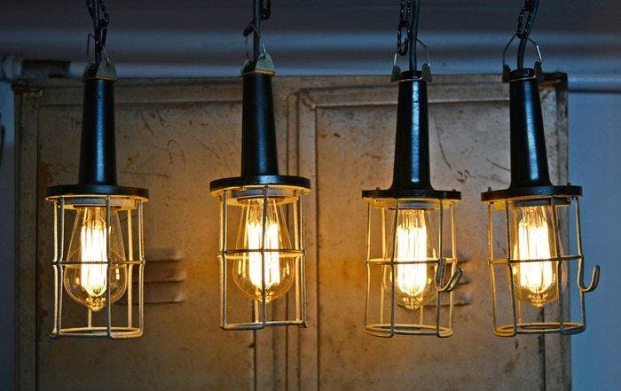 Plafondlamp - Vier vintage industriële bakelieten lampen, Antiquités & Art, Antiquités | Assiettes décoratives & Carrelages