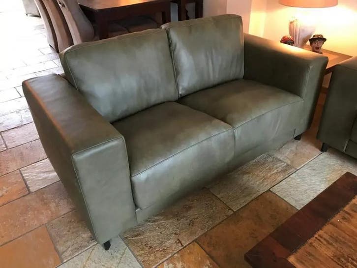 Leren 2-zits bank met stalen poten - groen leer, Antiek en Kunst, Antiek | Meubels | Stoelen en Sofa's, Ophalen of Verzenden