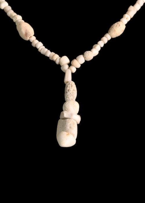 Asiático occidental Pierre dure blanche et coquille Collier, Antiek en Kunst, Antiek | Overige Antiek