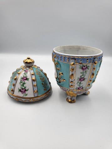 Œuf boîte en porcelaine décorative – Décor floral et rehauts