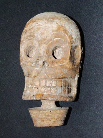 Ancien couvercle en bois, crâne (Totenkopf), chaman sculpté