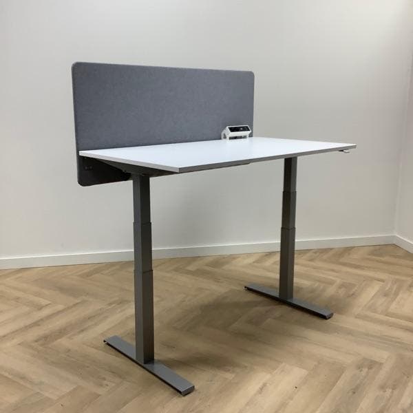 Outlet, zit-sta Kinnarps elektrisch bureau met akoestische, Huis en Inrichting, Bureaus, Elektrisch