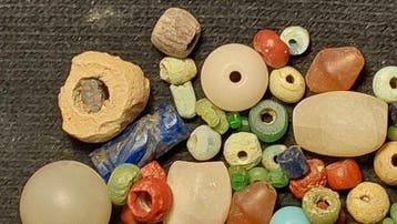 Oudegyptisch naar Latijn Glas meer dan honderd oude kralen