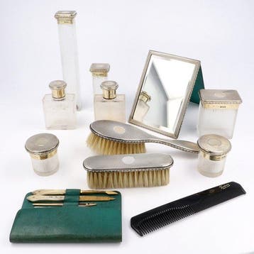 George Henry James (Londen, 1925/1926) Necessaire /