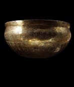 Islamitisch - Bassin van koper met gegraveerde decor -