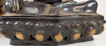 Bijzonder groot standbeeld van de historische Boeddha