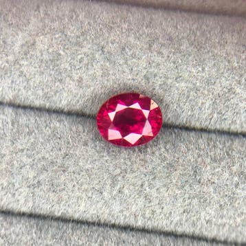 Zonder minimumprijs - 1 pcs Rood Robijn - 0.65 ct - Guild