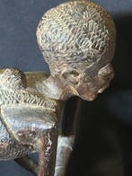 Femme au pilon portant son enfant - Makondé - Tanzanie (Sans