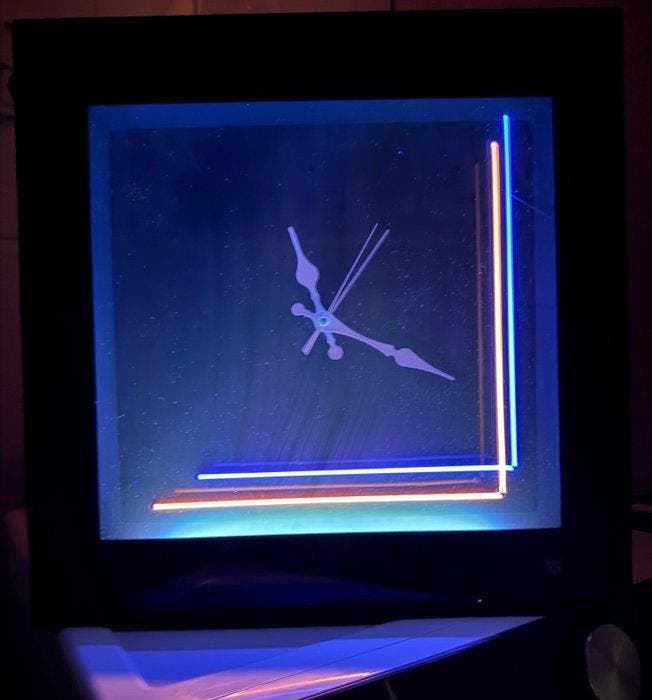 Wandklok - present time - Modern Plastic - 1980-1990, Antiek en Kunst, Antiek | Meubels | Stoelen en Sofa's