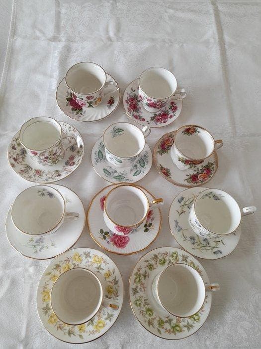 Royal Albert - Kop en schotel (10) - Beenderporselein, Antiek en Kunst, Antiek | Meubels | Tafels