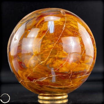 Natuurlijk versteend hout als bol – Intense houtnering in