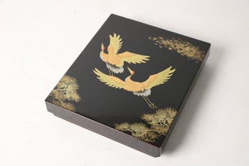 Japanse zwarte lak Maki-e doos met vliegende kraanvogels en