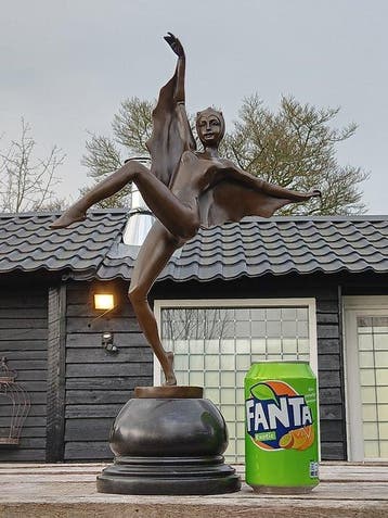 j.lorenz - sculptuur, groot formaat scarab cat dancer - 43