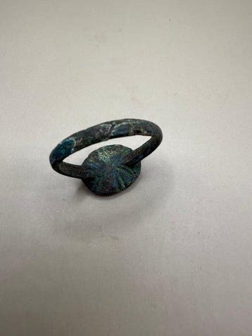 Middeleeuwen, kruisvaardersperiode Brons vingerring (Zonder