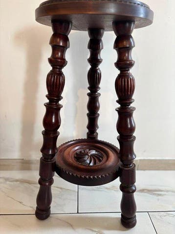 Kruk - Hoge houten kruk met runderhuid, 1880-1900 -