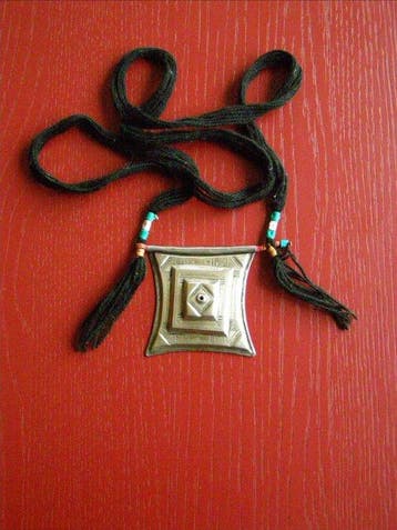 Porte-amulette touareg TCHEROT - Métal argenté et blanc, fil