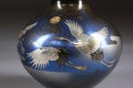 Vase en bronze avec des grues - Bronze patiné - Sealed, Antiek en Kunst
