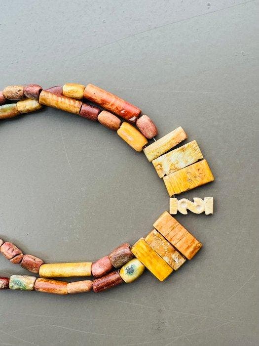 IJzertijd schelpen Halsketting, Antiek en Kunst, Antiek | Overige Antiek