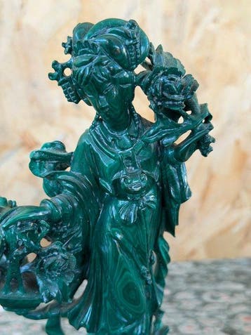 Figuur - Guanyin - Hout, Malachiet - China (Zonder