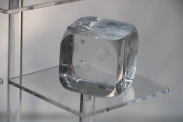 Baccarat: paper weight in de vorm van een dobbelsteen -