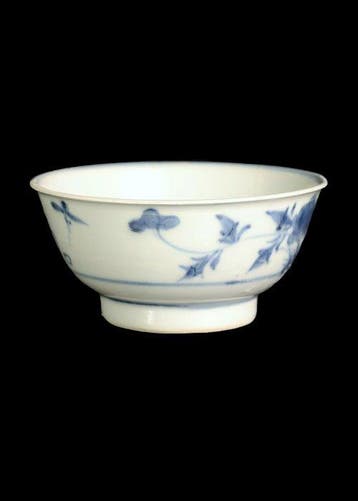 Oud-Chinees Blauw-wit porselein Tek Sing Bowl met pioen