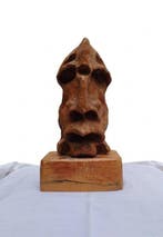 Expressionistische beeldhouwkunst in terracotta, met de hand