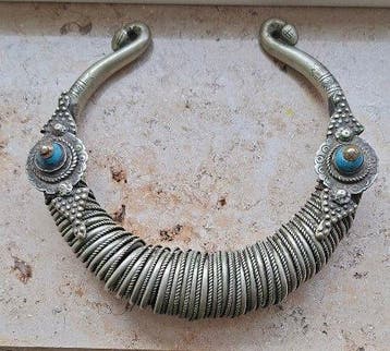 Massieve spiraalhalsring (torques) – Nuristan / Kalash /, Antiek en Kunst