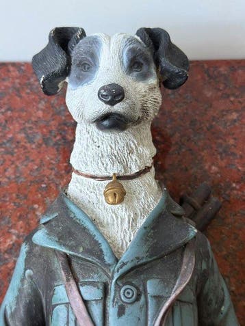 sculptuur, anthropomorphic hunting dog wall figure, - 45 cm