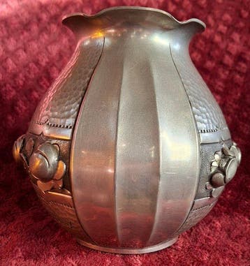 Authentique Vase Art déco aux ROSES , Etain dArt - René