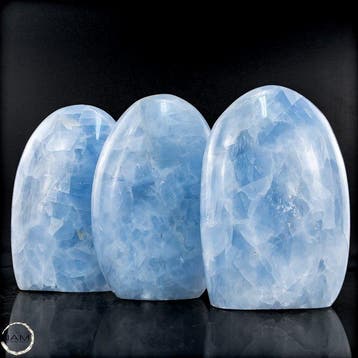 Blauwe calciet-vrije vorm – Zachte elegantie in hemelse