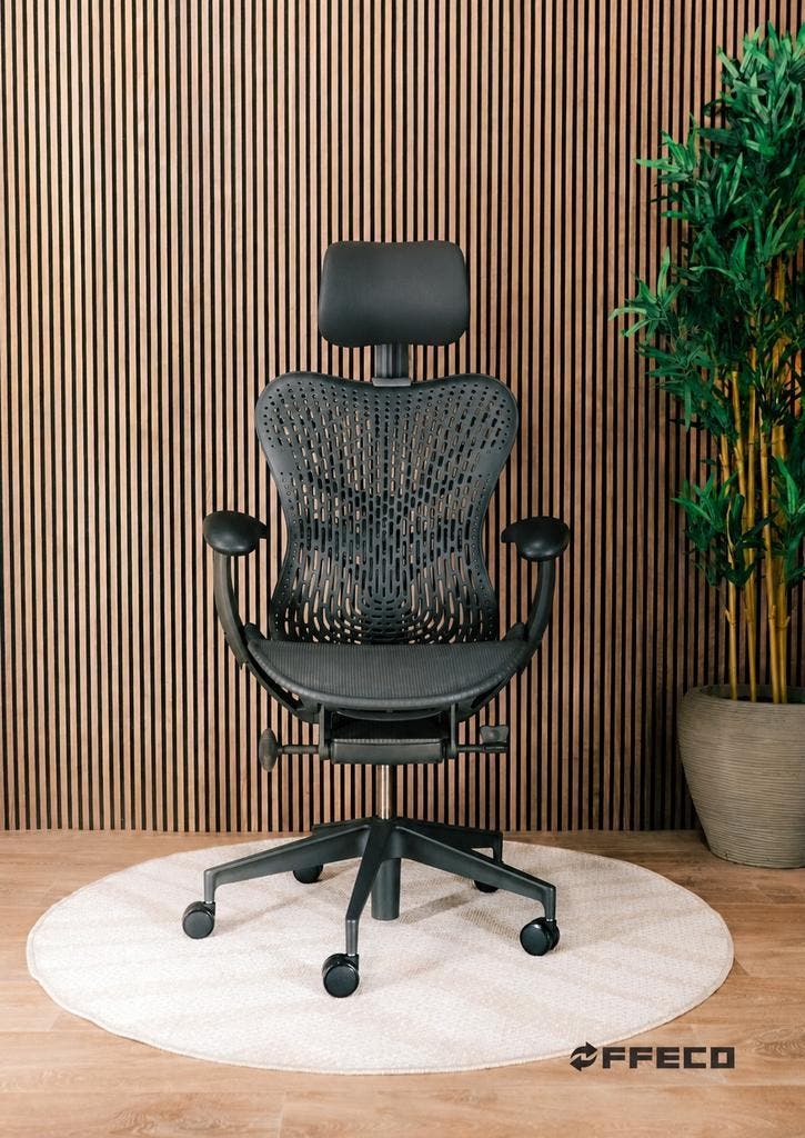 Refurbished Herman Miller Mirra 2 Met Verstelbare Hoofdsteun, Huis en Inrichting, Bureaustoelen, Bureaustoel, Zwart, Zo goed als nieuw