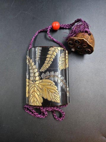 Inro, Époque Edo - Bois, laque, or, noir - Japon - Milieu de