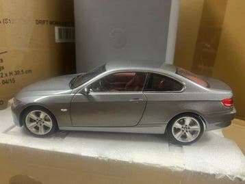 Kyosho 1:18 - Modelauto - BMW 3 Serie Coupé (E92), Nieuw