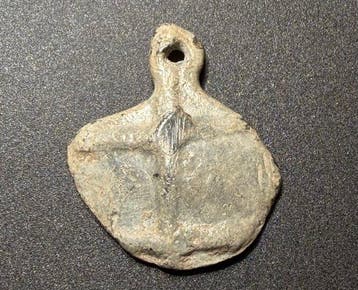 Middeleeuwen, kruisvaardersperiode Lood Ronde amulet met een
