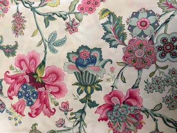 stof met het bekende multicolor bloemenpaisley-patroon -
