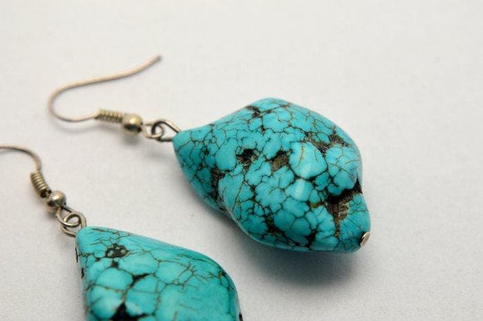 Grote blauwe howliet - Oorbellen, Verzamelen, Mineralen en Fossielen