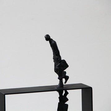 Beeld, reflection of walking person - 29 cm - Metaal