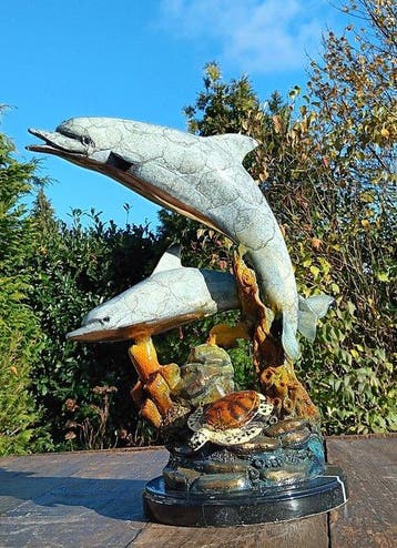 Sculpture, Zwaar beeld van twee dolfijnen in gekleurd brons