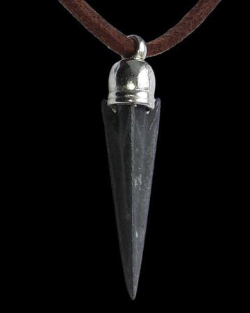 Scythe Bronze Pendentif en pointe de flèche. Excellent état.