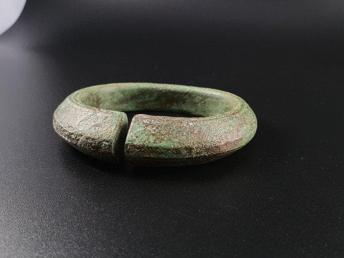 Viking periode Brons Massief rijkelijk versierde bronzen, Handtassen en Accessoires, Antieke sieraden
