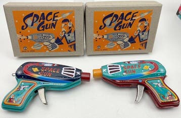 Sanko/B&S - Kavel met twee blikglanzende Space Guns en een
